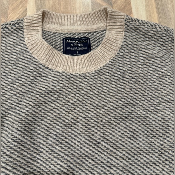Abercrombie & Fitch Sweater - Picture 2 of 3